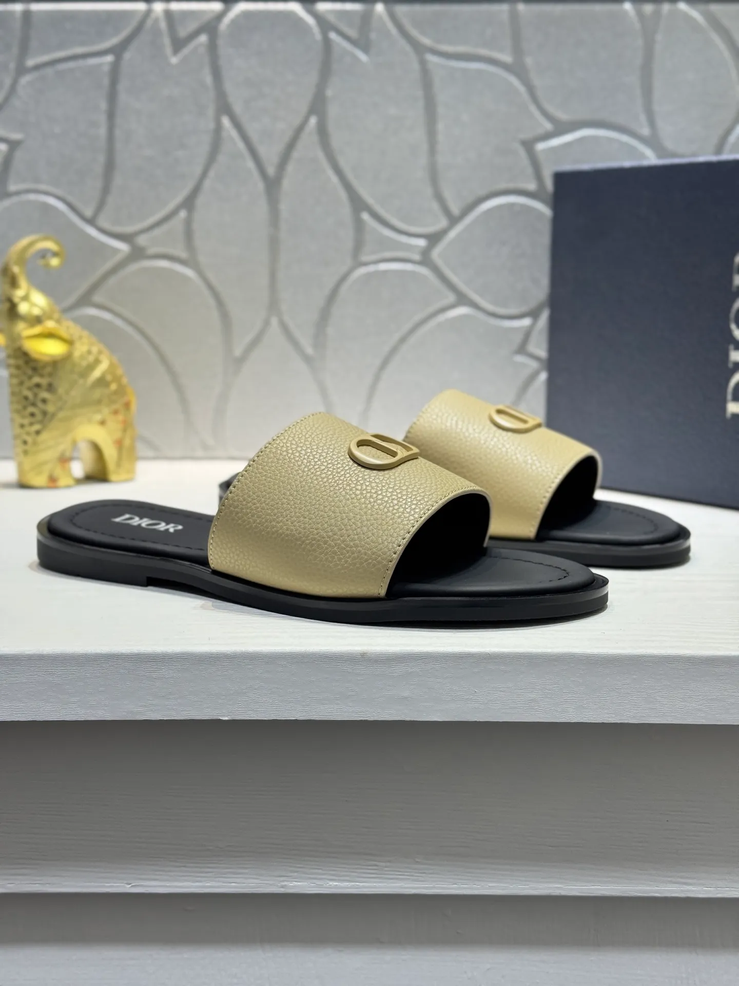 Men's men's shoes 💰320 [New style] 🦇🦇𝐂𝐡𝐫𝐢𝐬𝐭𝐢𝐚𝐧 𝐃𝐢𝐨𝐫 Dior slippers - the latest hot sandals, classic sandals, original replicas, super durable and versatile, cowhide leather with hardware accessories, very comfortable on the feet Look slim and white. Original molded outsole size: 38-44 (.45. Customized